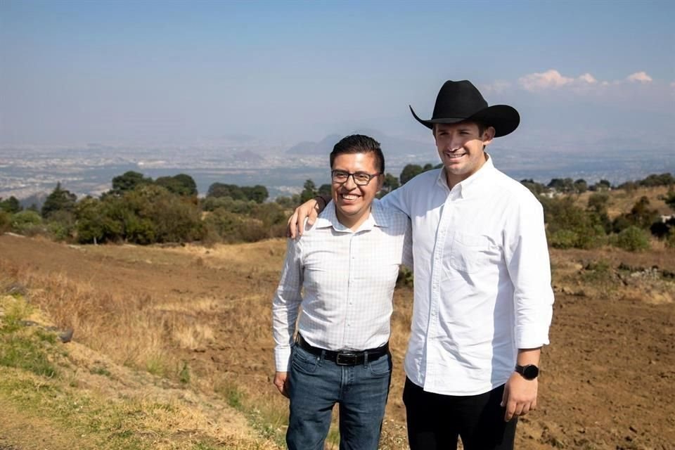 Alberto Vanegas, diputado por Tlalpan, con Pedro Haces Lago, de los principales defensores de la tauromaquia.