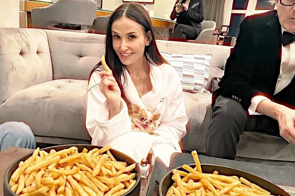 Demi Moore, quien perdió el Óscar a Mejor Actriz, celebró con dos platos de papas fritas.