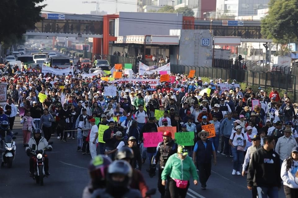 El grupo que se concentró sobre Calzada de Tlalpan, a la altura de Metro Viaducto, y avanza hacia el Zócalo capitalino.