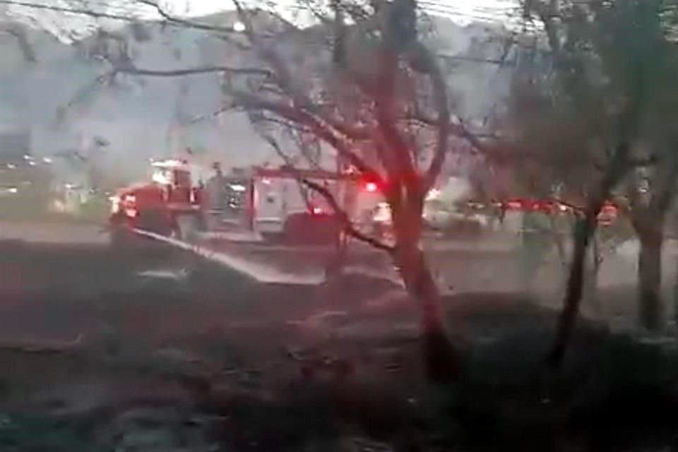 Un incendio fue reportado en un terreno baldío en la Carretera Monterrey-Saltillo, a la altura de la Puerta de Monterrey, en Santa Catarina.