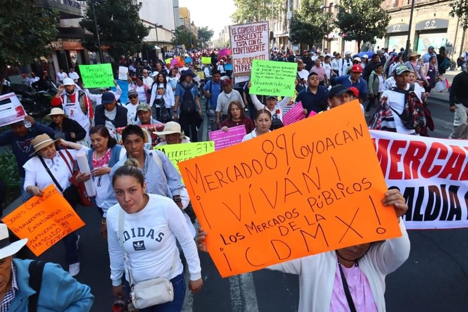 Los inconformes muestran cartulinas y pancartas con reclamos hacia las autoridades.