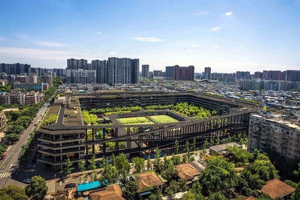 El proyecto West Village del arquitecto Liu Jiakun introduce una nueva tipología urbana que difumina las fronteras entre arquitectura, espacio público y paisaje.