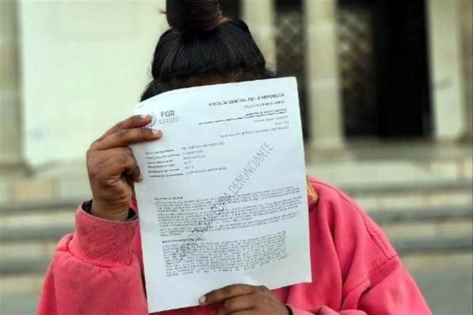 Tras salir de las oficinas de la FGR, la mujer mostró copia de su denuncia con la que se inició la carpeta de investigación.