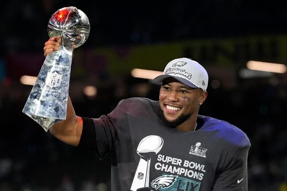 Saquon Barkley se convertirá en el corredor mejor pagado de la NFL al acordar una extensión de contrato por dos años y 41.2 millones de dólares con Eagles.