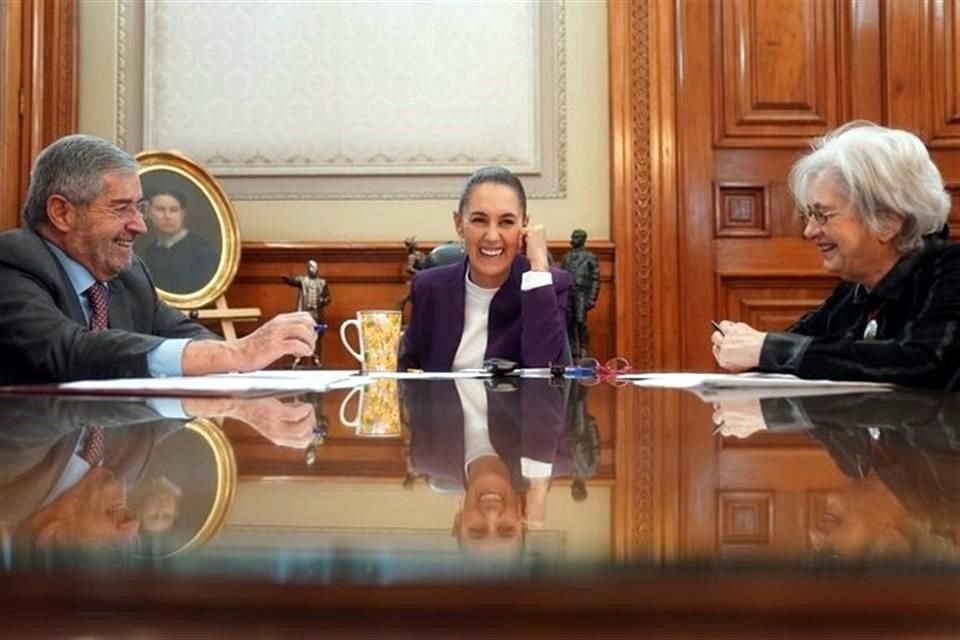 La Presidenta Sheinbaum en su conversación telefónica con el Mandatario chileno Gabriel Boric.