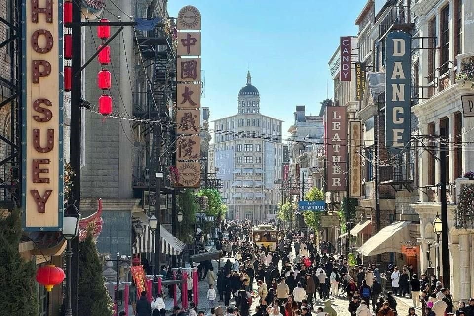 La foto muestra a turistas visitando el estudio de cine Laoling en Dezhou, provincia oriental china de Shandong, donde se filmó la película 'Detective Chinatown 1900'.