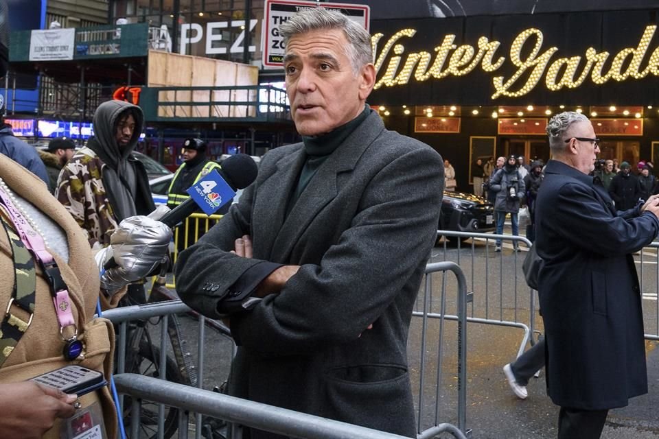 Luego de varias décadas, George Clooney regresa a Broadway con la adaptación de su película 'Buenas Noches y Buena Suerte'.