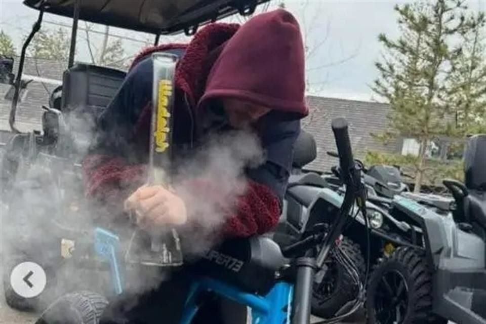 En medio de rumores de problemas de salud y recaída en el consumo de drogas, Justin Bieber alertó a fans al fumar marihuana de un bong.