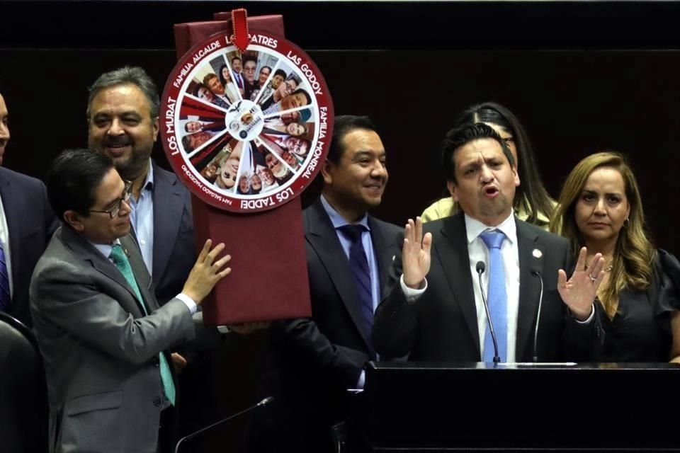 Diputados del PAN sacaron la ruleta del nepotismo.