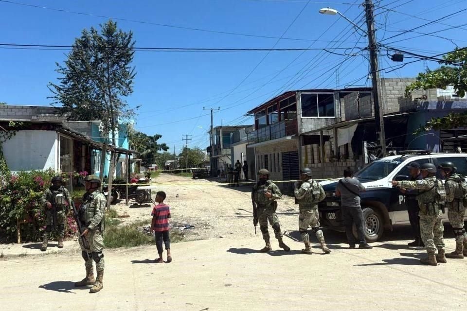 Personal del Ejército y la Guardia Nacional acudieron al lugar de los hechos para realizar el acordonamiento pertinente.