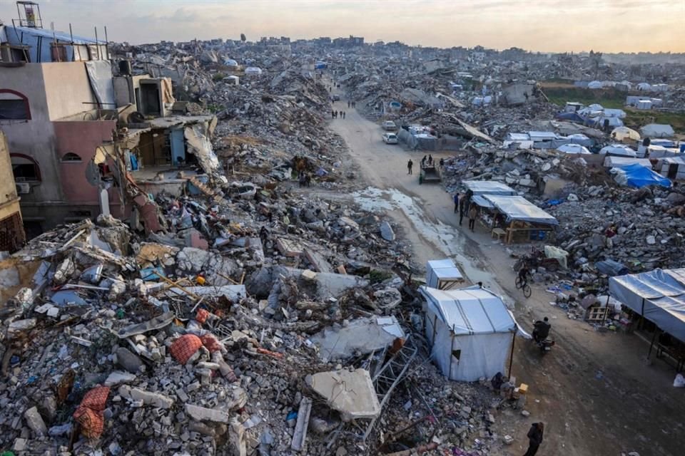 Palestinos caminan entre los escombros de edificios en Beit Lahia, norte de la Franja de Gaza, el 4 de marzo del 2025.