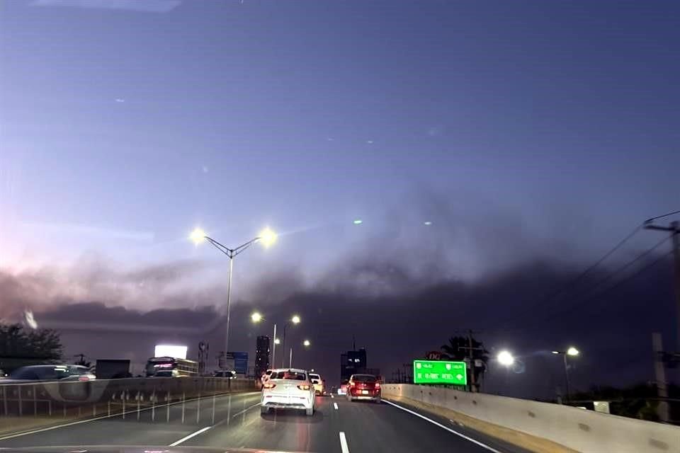 Conductores captaron el humo causado por los incendios en García.