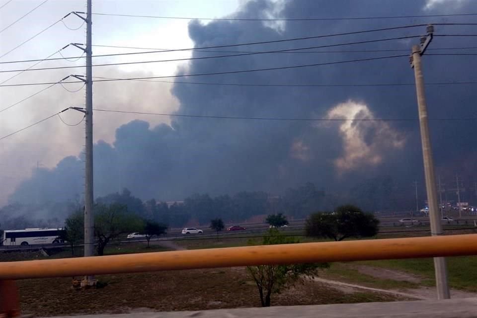 Autoridades se movilizan por incendio en márgenes del Río Pesquería, que arrasó con la palapa de una propiedad, a la altura de Ternium.