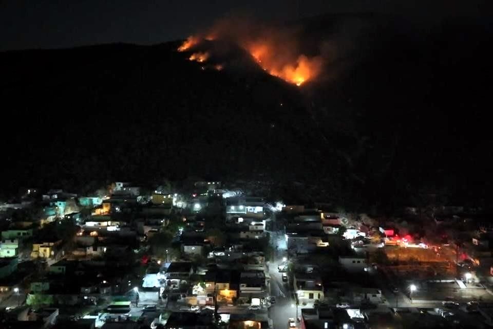 El incendio fue reportado en las faldas del Cerro del Topo Chico.