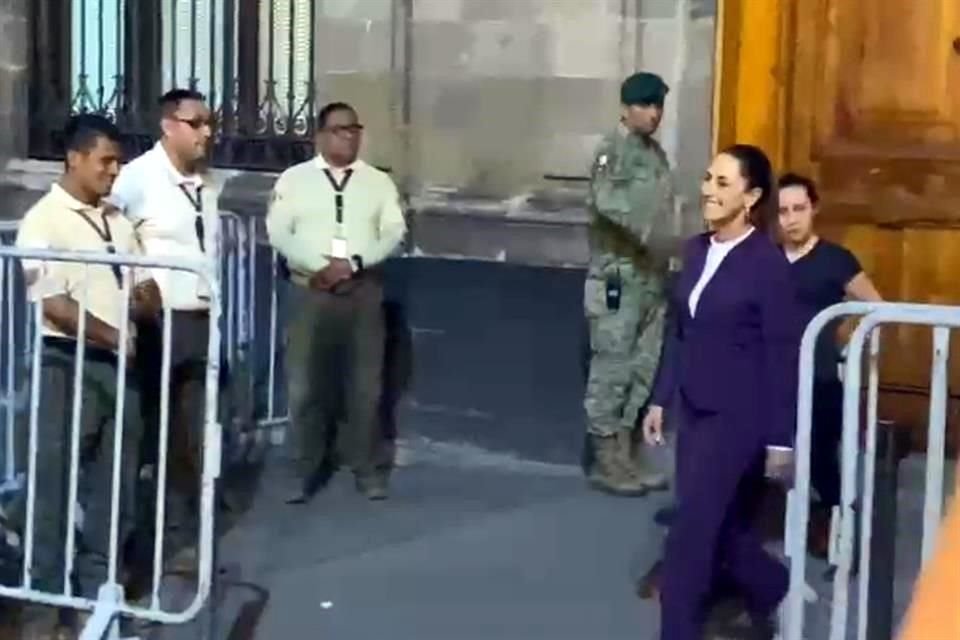 La Mandataria salió caminando de Palacio Nacional rumbo al museo.