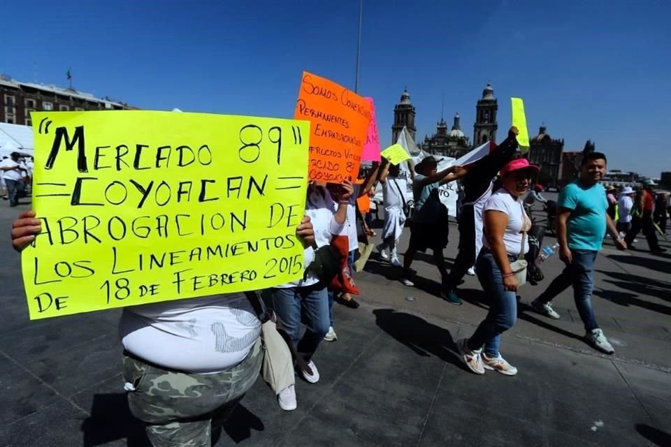 La manifestación de los comerciantes llegó al Zócalo, luego de recorrer distintas vías de la CDMX.