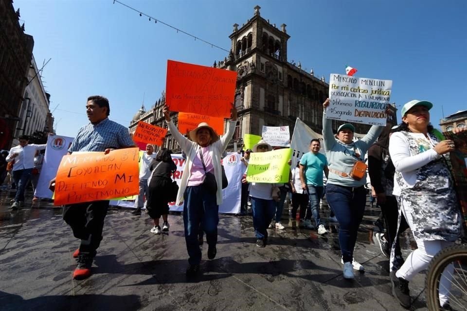 MOVILIZACIÓN. Locatarios de distintos mercados públicos partieron protestas desde distintos puntos, como Calzada de Tlalpan y Viaducto y el Hemiciclo a Juárez y Fray Servando.