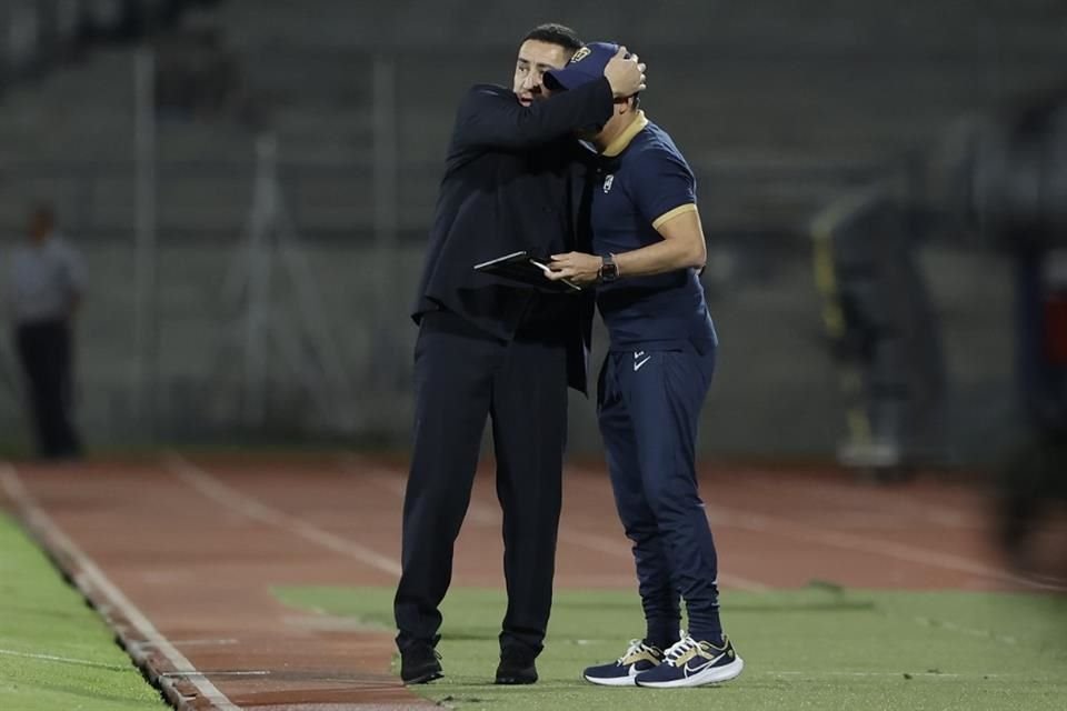 Efraín Juárez celebró uno de los goles con Luis Pérez, su auxiliar técnico.