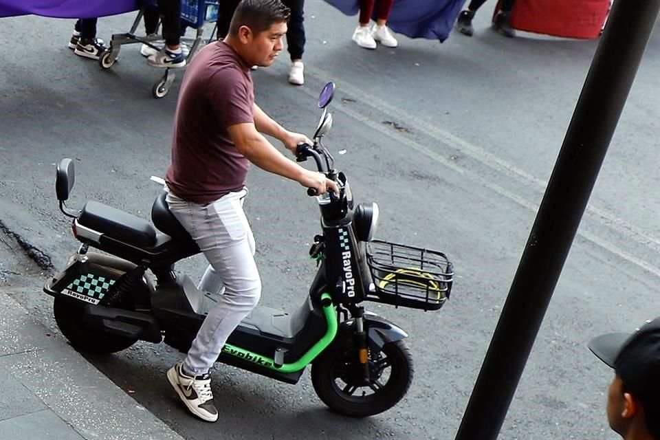 Algunas de las empresas que las comercializan las anuncian como bicicletas, pese a que cuentan con motores que les permiten superar los 25 kilómetros por hora. 