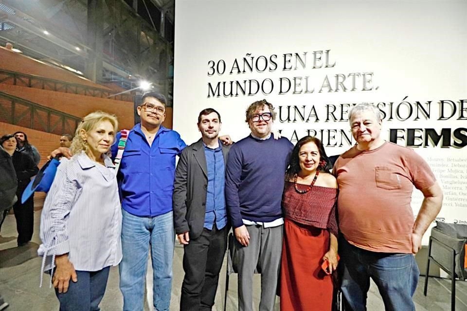 Miriam Medrez (izq. der.) José Luis Arroyo, Daniel Garza Usabiaga, Leo Marz, Betsabeé Romero y Gerardo Azcúnaga en el recorrido previo a la apertura de la exposición.