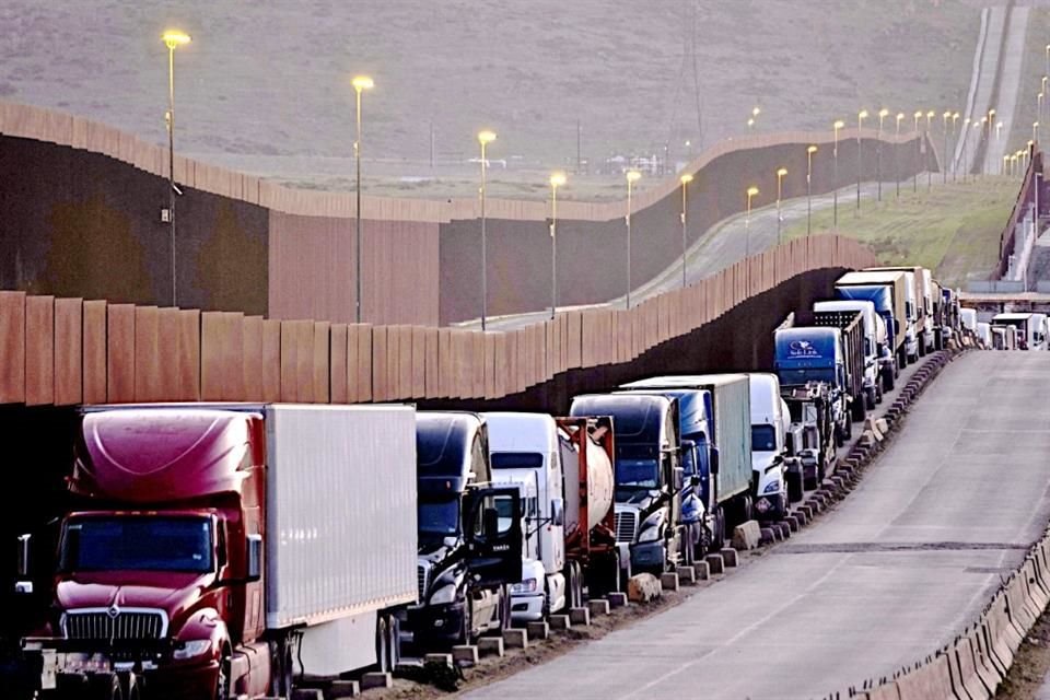 El paso de camiones hacia EU se redujo considerablemente, como ocurrió ayer en el Puente de Otay en Tijuana, Baja California.