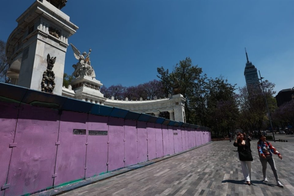 Vallas han sido colocadas en el Centro Histórico previo a la marcha del Día de la Mujer.