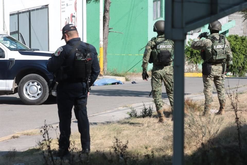 El sitio permaneció bajo resguardo hasta que concluyeron los peritajes y el cadáver fue trasladado al anfiteatro.