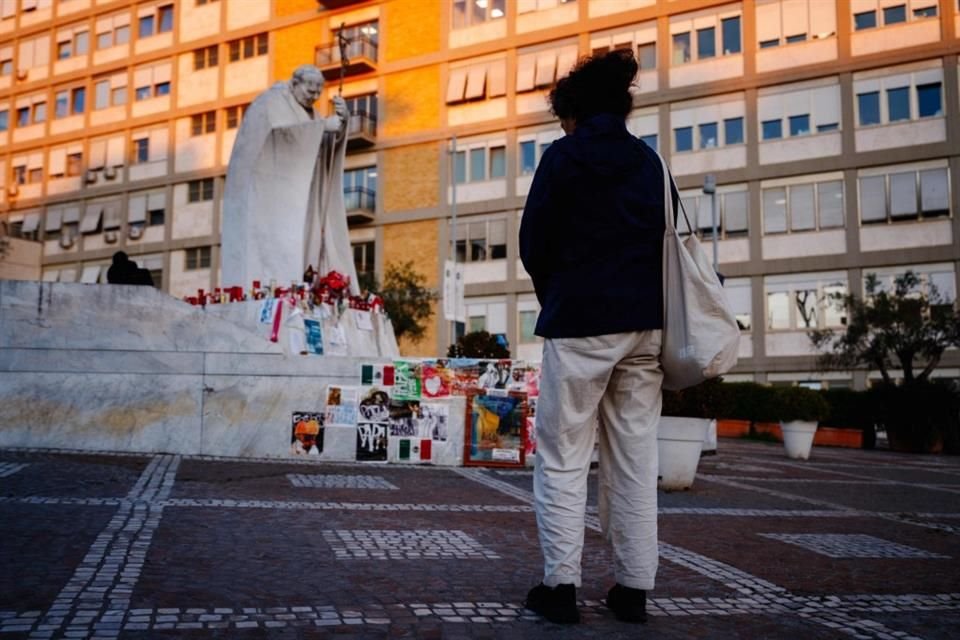 Una mujer reza afuera del hospital donde el Papa Francisco se encuentra hospitalizado, el 5 de marzo del 2025.