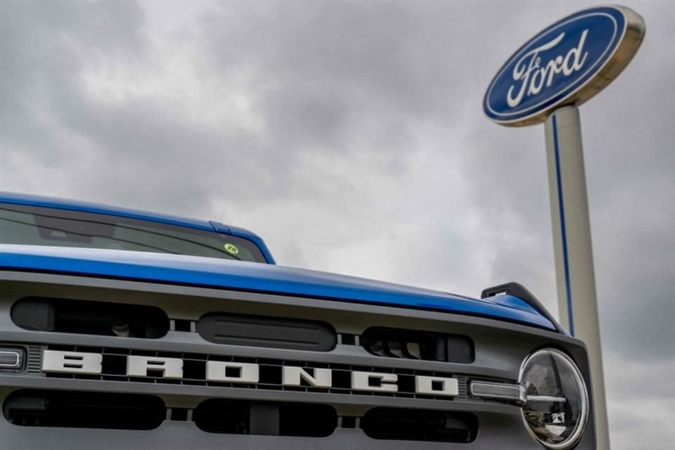 El Presidente de EU, Donald Trump, solicitó a Ford, Stellantis, y GM, sacar su producción de automóviles de México y Canadá.