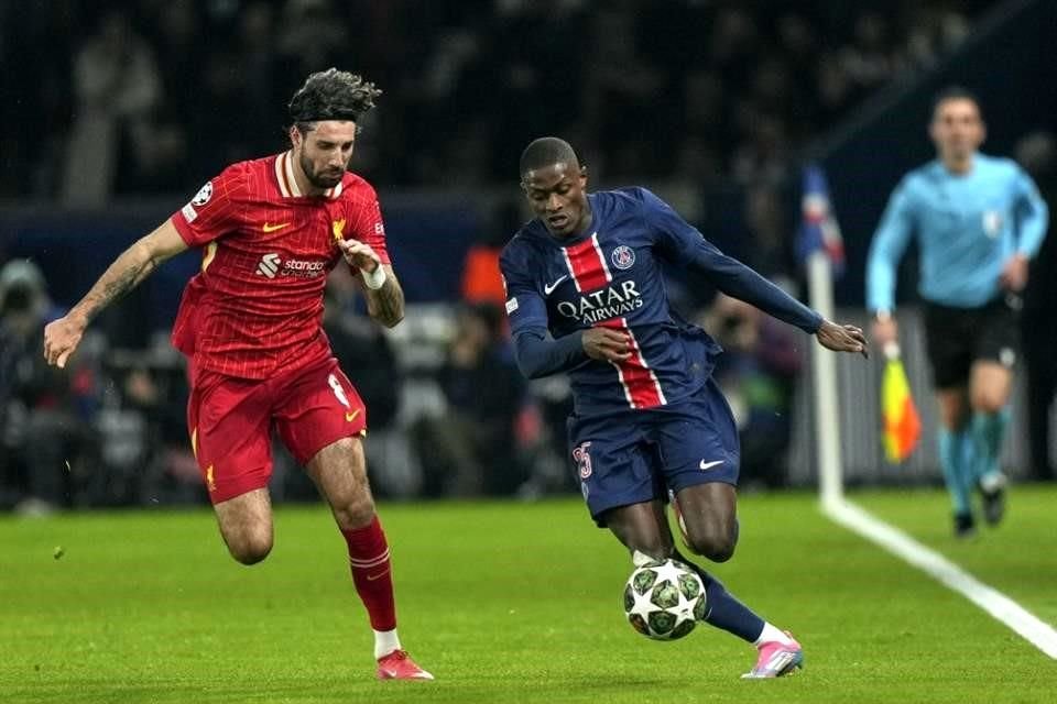 Nuno Mendes (der.), del PSG, y Dominik Szoboszlai, del Liverpool, luchan por el balón durante el partido de ida de los Octavos de Final de la Liga de Campeones.