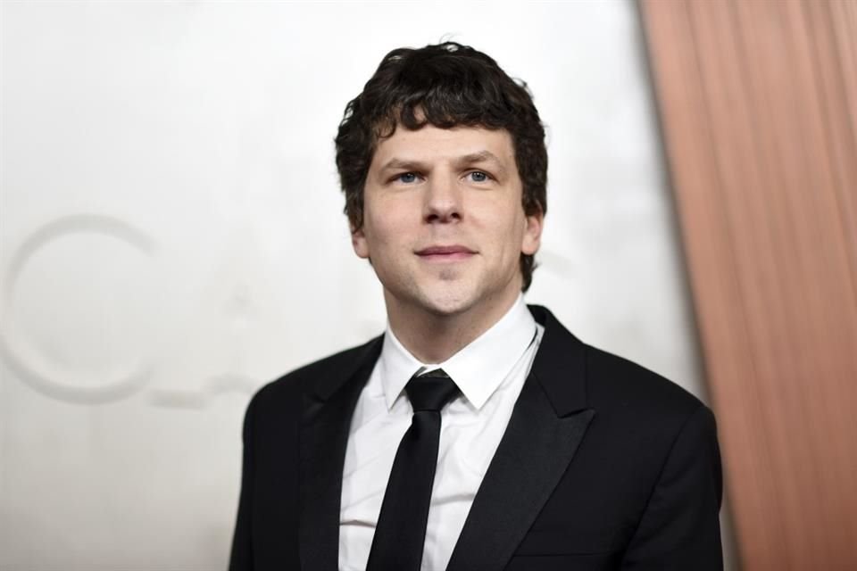 El actor estadounidense Jesse Eisenberg obtuvo la ciudadanía polaca luego de retratar la historia de la población judía en 'Un Dolor Real'.