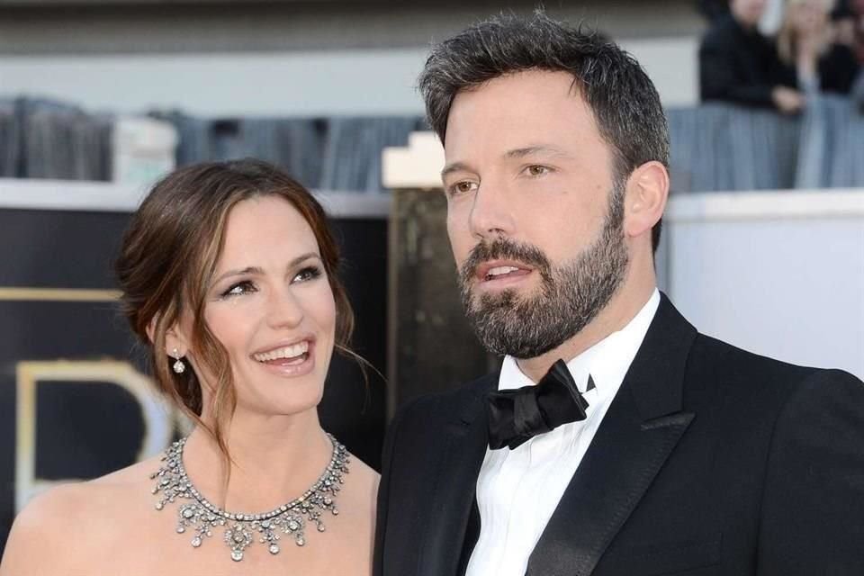 Ben Affleck y Jennifer Garner fueron captados en la fiesta de su hijo jugando paintball, felices y abrazados, pero no planean volver.