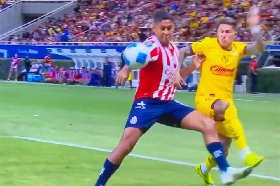 En el primer tiempo, esta mano del jugador de Chivas no fue señalada.