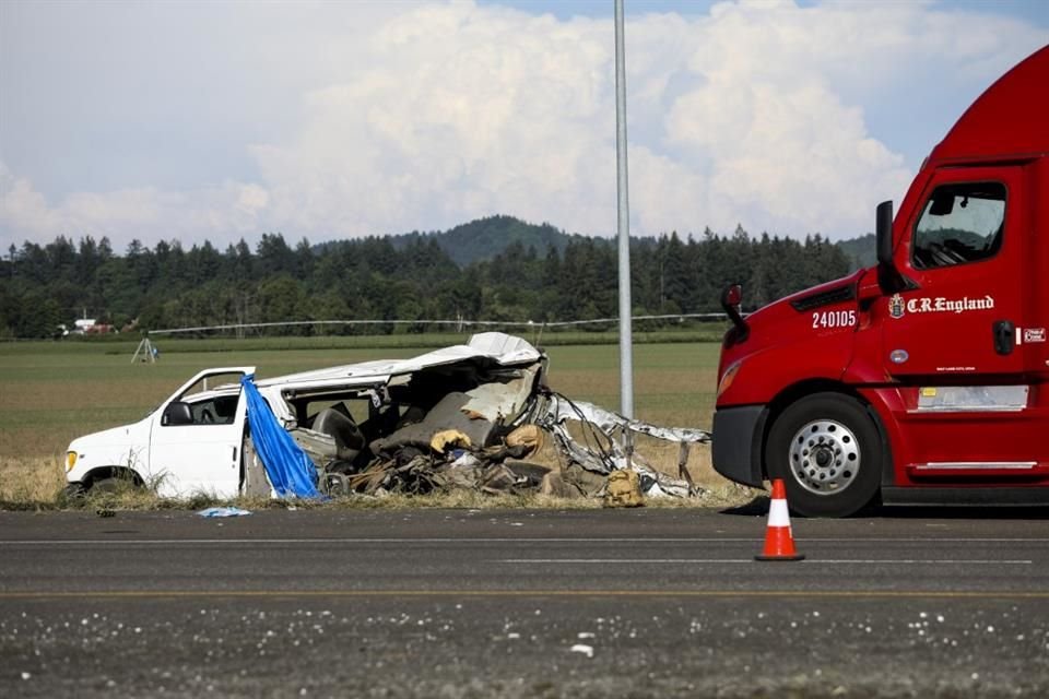 Un vehículo dañado después de un choque el 18 de mayo del 2023, en Oregon.