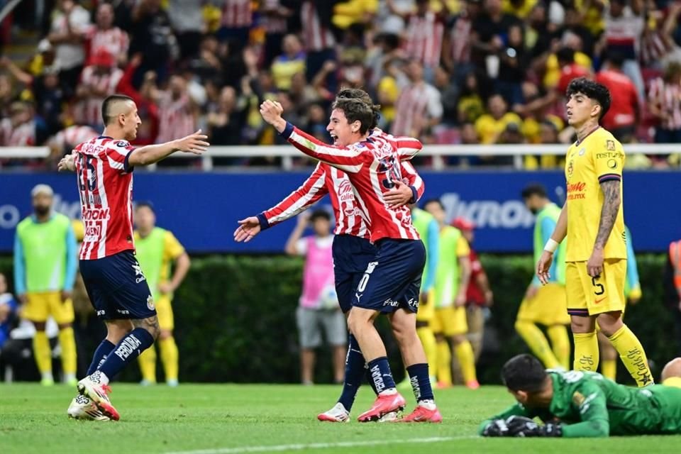 Con un autogol de Sebastián Cáceres, las Chivas celebraron la victoria en casa 1-0 sobre América, en la ida de Octavos de Concachampions.