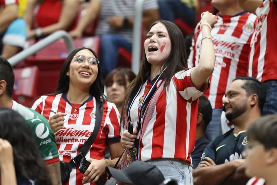 Emoción rojiblanca en las tribunas.