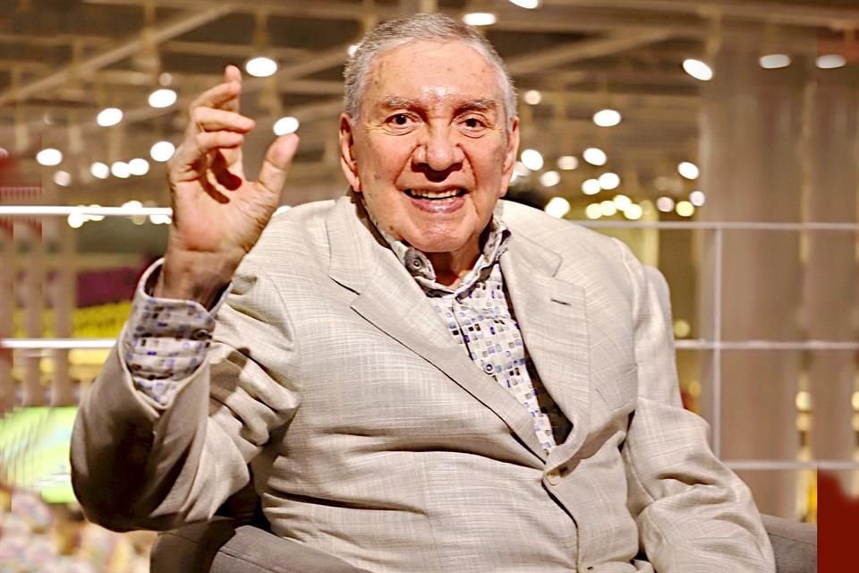 Llega Marco Antonio Muñiz a los 92 años con bisnieto y libro