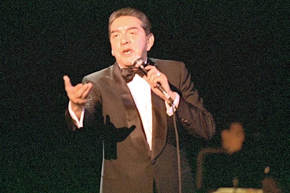 Llega Marco Antonio Muñiz a los 92 años con bisnieto y libro