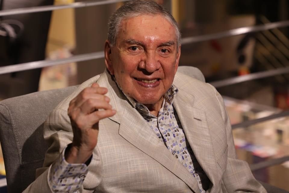 Llega Marco Antonio Muñiz a los 92 años con bisnieto y libro