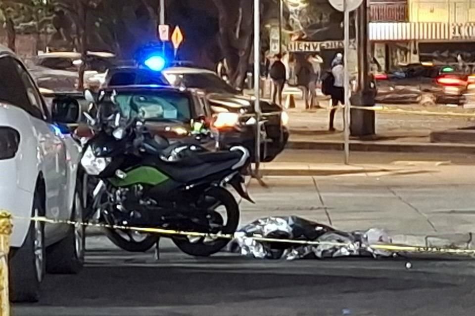 La víctima se acercó a un estacionamiento de motocicletas momentos antes del ataque.