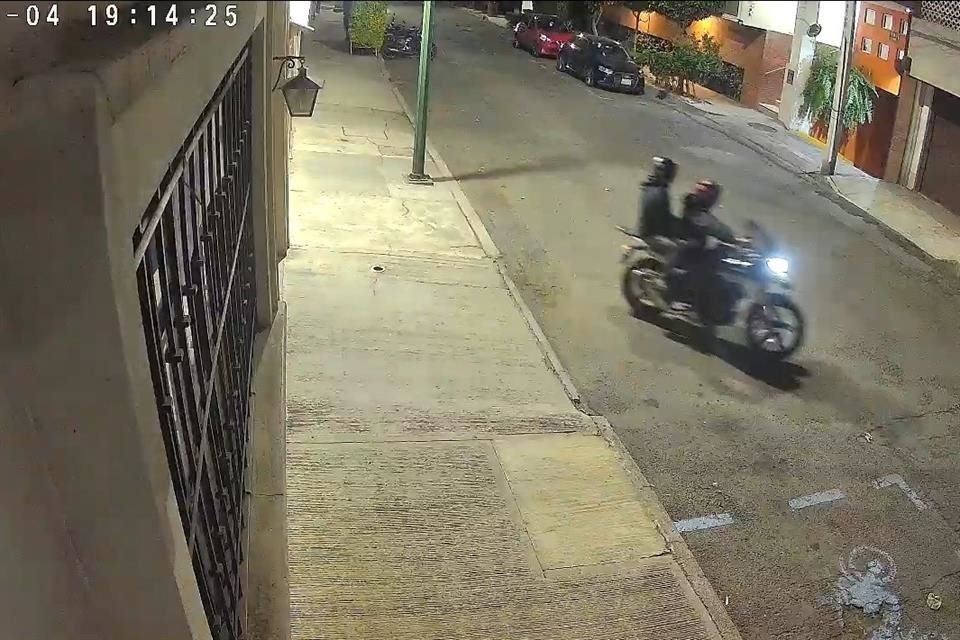 Los ladrones llegaron a las 19:15 horas, en una motocicleta BMW.