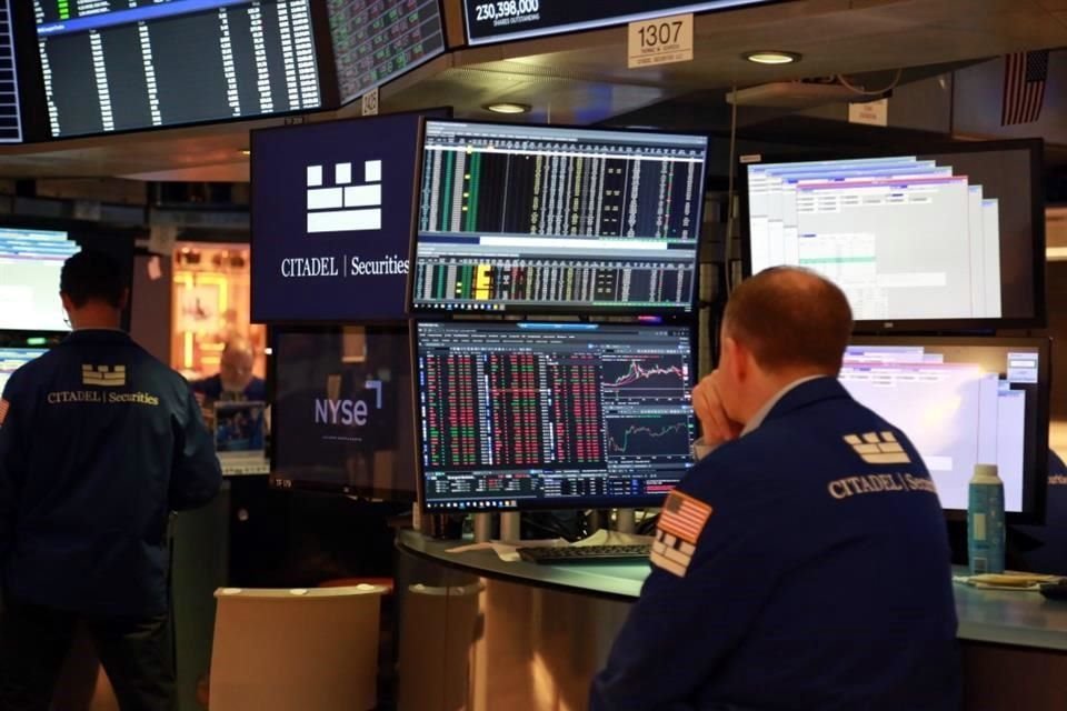 En Wall Street, el S&P 500 bajaba 1.93 por ciento y el Dow Jones perdía 1.23 por ciento.