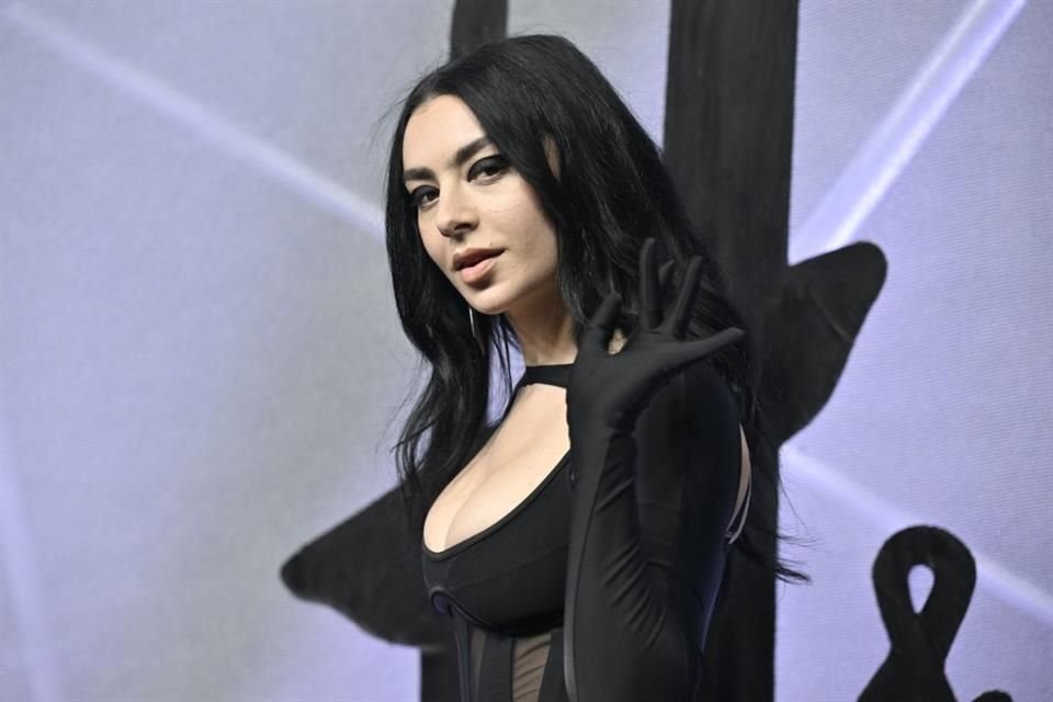 La cantante Charli XCX tendría un rol protagónico en la adaptación de 'Narnia' dirigida por Greta Gerwig para Netflix.