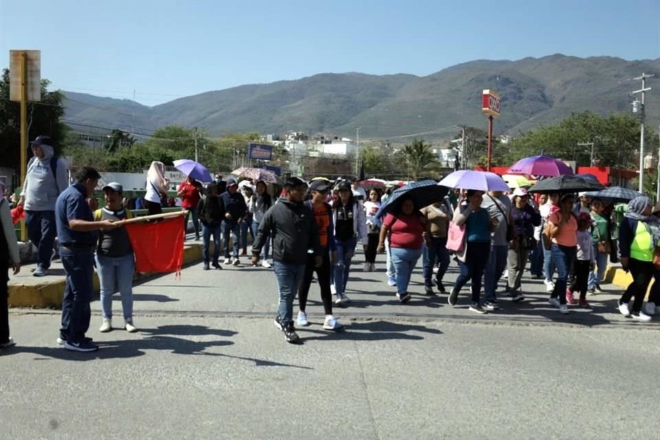 El magisterio disidente comenzó su jornada con una marcha y culminó con un mitin afuera de la sede del Congreso de Guerrero.