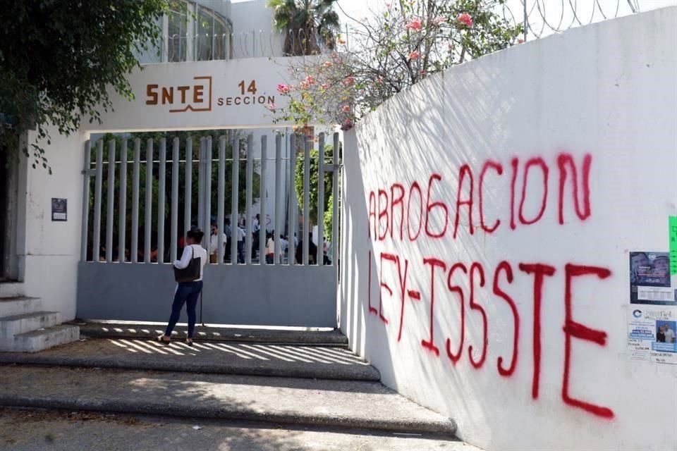 Los maestros de la CETEG cuestionan el respaldo del SNTE a la reforma propuesta por la Presidenta Sheinbaum.