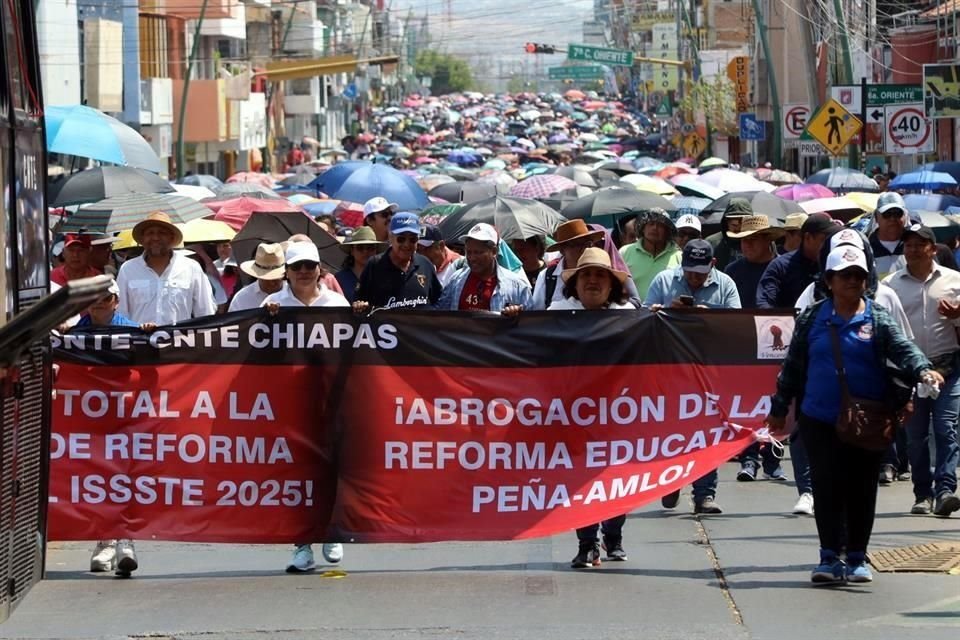 Miles de docentes y trabajadores de la sección VII del SNTE-CNTE, marcharon este jueves en Tuxtla Gutiérrez para pronunciarse contra la iniciativa de reforma a la Ley del ISSSTE.