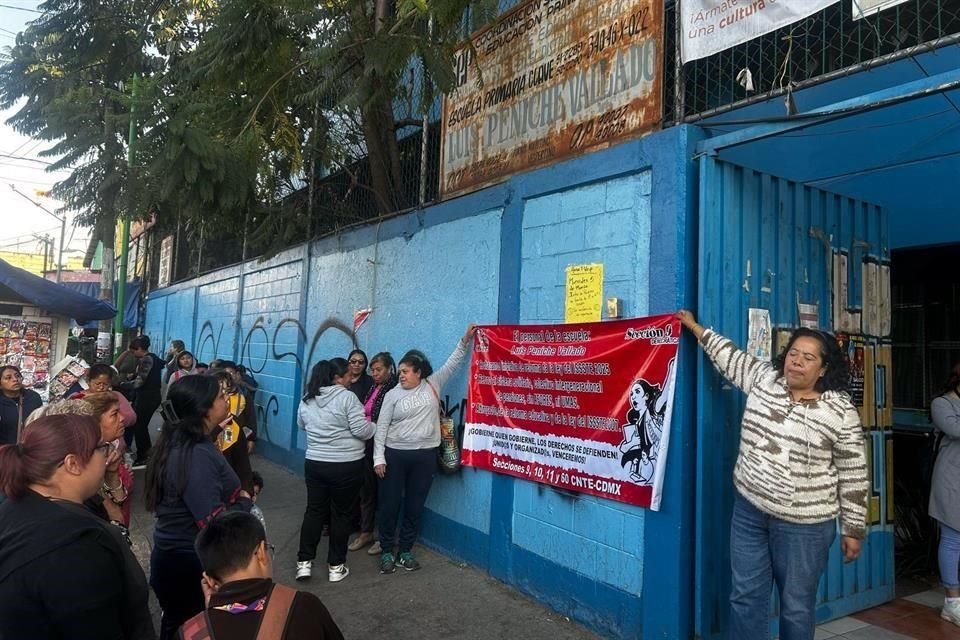 En la CDMX los docentes realizaron volanteos, convocaron a padres de familia para informar el motivo de paro y en las escuelas colgaron mantas y cartulinas para notificar el cese de labores.