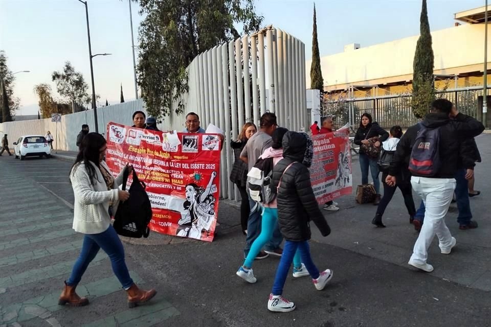 En la CDMX docentes alzaron mantas a la entrada de sus escuelas para mostrar su inconformidad con la Ley del ISSSTE impulsada desde la Presidencia.