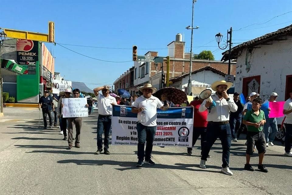 En Michoacán centro y en Uruapan se registraron marchas contra la reforma a la Ley del ISSSTE.