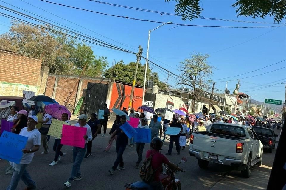 En Michoacán centro y en Uruapan se registraron marchas contra la reforma a la Ley del ISSSTE.